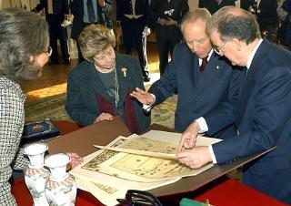 Il Presidente Ciampi con la moglie Franca osservano i &quot;Monumenta Cartographica&quot; del Portogallo, illustrate dai coniugi Sampaio, durante il tradizionale scambio di doni