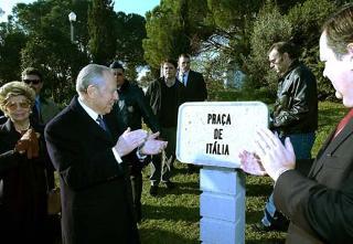 Il Presidente Ciampi con la moglie Franca e il Sindaco della città Soares durante l'inaugurazione della &quot;Piazza Italia&quot;, nel quartiere Restelo