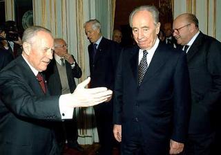 Il Presidente Ciampi accoglie il Ministro degli Affari Esteri Israeliano Shimon Peres. A destra nella foto: il Ministro degli Affari Esteri Italiano Renato Ruggiero