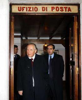 Il Presidente Ciampi con il Ministro delle Comunicazioni Maurizio Gasparri durante la visita al Museo Storico delle Poste e Telecomunicazioni