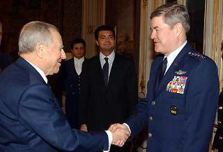 Il Presidente Ciampi con il Gen. Joseph W Ralston, Comandante Generale delle Forze Armate in Europa