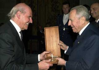 Il Presidente Ciampi consegna il &quot;Premio Leonardo&quot; al Prof. Umberto Veronesi, durante la cerimonia al Quirinale