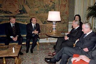 Il Presidente Ciampi insieme a Gianni Letta, Max Mosley e Rosario Alessi durante il colloquio al Quirinale con i Dirigenti della Federazione Internazionale dell'Automobile