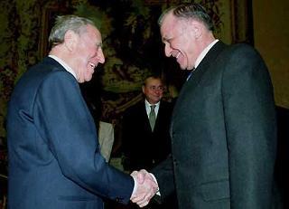 Il Presidente Ciampi saluta al suo arrivo il Presidente della Repubblica di Romania Jon Iliescu