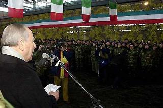 Il Presidente Ciampi durante l'indirizzo di saluto ai militari per gli auguri di fine Anno