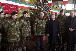 Il Presidente Ciampi con il Ministro della Difesa Antonio Martino, il Capo di Stato Maggiore della Difesa Rolando Mosca Moschini e il Sottosegretario agli Esteri Baccini nell'hangar del Contingente italiano in Kosovo