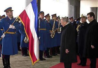 Il Presidente Ciampi con il Presidente della Repubblica Federale di Jugoslavia Vojslav Kostunica, riceve gli Onori Militari, al suo arrivo al Palazzo della Federazione