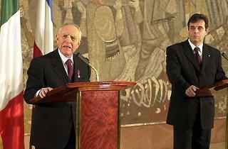 Il Presidente Ciampi con il Presidente della Repubblica Federale di Jugoslavia Vojslav Kostunica, durante le dichiarazioni alla stampa, al termine dei colloqui