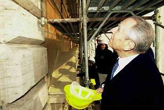Il Presidente Ciampi durante la visita al cantiere per i lavori di restauro delle facciate del Palazzo del Quirinale