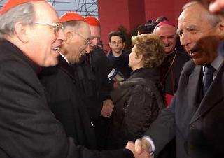 Il Presidente Ciampi con la moglie Franca al suo arrivo nella tensostruttura allestita in Piazza San Francesco, salutato dai Cardinali Re, Ruini, Martini e dal Monsignor Paglia