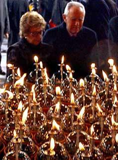 Il Presidente Ciampi e la moglie Franca dinanzi al tripode con le lampade &quot;Luce di Speranza&quot;, durante la celebrazione della Giornata di preghiera per la pace nel mondo