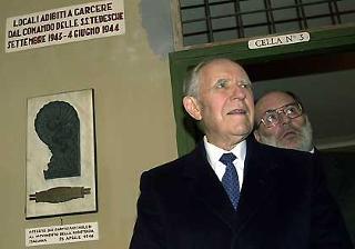 Il Presidente Ciampi con Antonio Parisella, Direttore del complesso museale, durante la visita al Museo Storico della Liberazione, in via Tasso