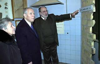 Il Presidente Ciampi, accompagnato dal Presidente e dalla Direttrice del complesso museale Antonio Parisella ed Elvira Sabbatini Paladini, visita il Museo Storico della Liberazione. E' visibile, a destra nella foto, una della finestre murate dalle S.S.