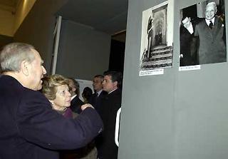 Il Presidente Ciampi, in compagnia della moglie Franca, osseva alcune foto di Einaudi e De Nicola del 1949, nel corso della visita alla Mostra "Roma 1948-1959. Arte cronaca e cultura dal Neorealismo alla Dolce Vita"
