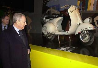 Il Presidente Ciampi, in visita alla mostra "Roma 1948-1959. Arte, cronaca e cultura dal Neorealismo alla Dolce Vita", osserva la vespa che fu di Alberto Sordi