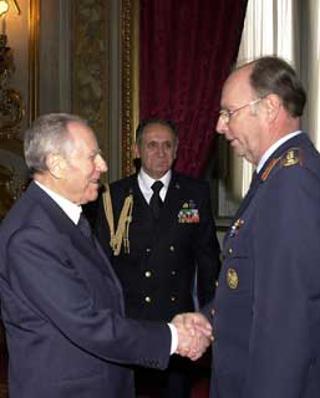 L'incontro tra il Presidente Ciampi con il Comandate del NATO Defence College, Gen. S.A. Hartmut Olboeter. Al centro il Consigliere per gli Affari Militari Sergio Biraghi