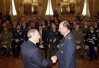 Il Presidente Ciampi con il Gen. S.A. Hartmut Olboeter, Comandante del NATO Defence College, in occasione dell'incontro al Quirinale con i partecipanti alla 99^ Sessione