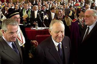 Il Presidente Ciampi, nella sede dell'Università degli Studi, al termine dell'inaugurazione dell'Anno Accademico 2001-2002