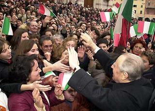 Il Presidente Ciampi tra la grande folla che lo ha accolto al suo arrivo alla Cattedrale della città toscana