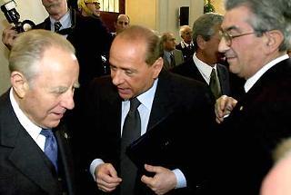 Il Presidente Ciampi con il Presidente del Consiglio Silvio Berlusconi ed il nuovo Avvocato Generale dello Stato, Luigi Mazzella, al termine della cerimonia di insediamento a Palazzo S. Agostino