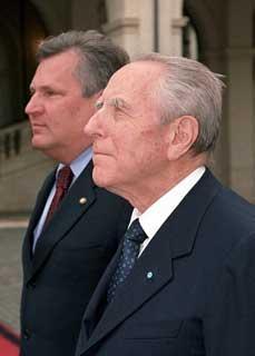 Il Presidente Ciampi e il Presidente della Repubblica di Polonia Aleksander Kwasniewski durante l'esecuzione dell'inno nazionale