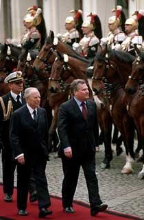 Il Presidente Ciampi e il Presidente della Repubblica di Polonia Aleksander Kwasniewski passano in rassegna il Picchetto d'Onore, in occasione della visita di Stato