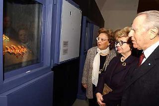 Il Presidente Ciampi, la moglie Franca e la signora Adriana Gifuni, visitano la Mostra &quot;Diamanti&quot; allestita alle Scuderie Papali del Quirinale