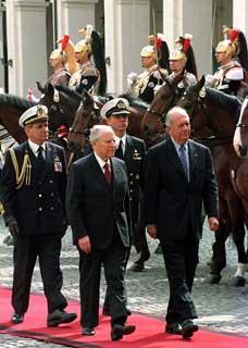Il Presidente Ciampi e il Presidente della Repubblica del Cile Ricardo Lagos passano in rassegna lo Schieramento d'Onore, in occasione della visita ufficiale in Italia