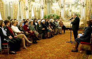 Il Presidente Ciampi rivolge il suo saluto alle partecipanti all'Assemblea Generale dell'Associazione Donne Ebree d'Italia, durante l'incontro al Quirinale