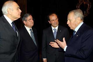 Il Presidente Ciampi si intrattiene con il Ministro della Salute Girolamo Sirchia, il Direttore ed il Presidente della Lega italiana per la Lotta contro i Tumori, Silvio Arcidiacono e Francesco Schittulli