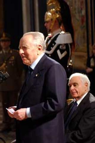 Il Presidente Ciampi con a fianco il Ministro della Salute Girolamo Sirchia, rivolge il suo indirizzo di saluto ai partecipanti della Lega Italiana per la Lotta contro i Tumori, durante l'incontro al Quirinale