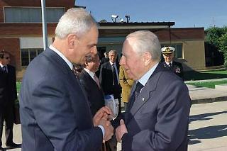 Il Presidente Ciampi saluta il Presidente del Senato Marcello Pera poco prima della partenza per il Sud Africa