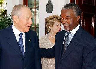 Il Presidente Ciampi e la moglie Franca all'arrivo al Palazzo Presidennziale di Tuynhuys, accolti dal Presidente della Repubblica Thabo Mbeki