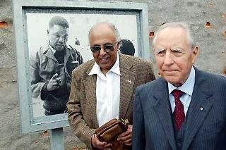 Il Presidente Ciampi con Ahmed Kathrada, compagno di prigionia di Nelson Mandela, mentre visita il Penitenziario di Robben Island, dove Mandela fu rinchiuso per 17 anni