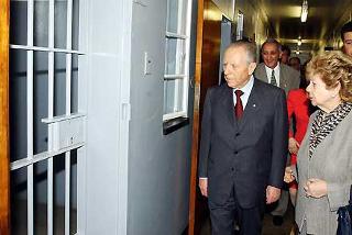 Il Presidente Ciampi con la moglie Franca, all'interno del Penitenziario di Robben Island, davanti alla cella dove fu rinchiuso per 17 anni Nelson Mandela