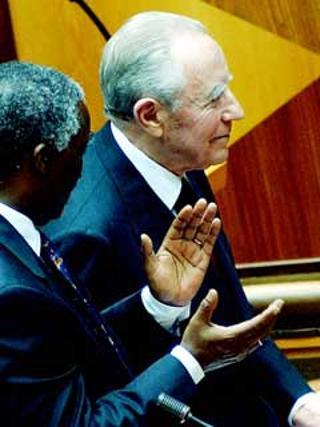 Il Presidente Ciampi al termine della sua allocuzione al Parlamento in seduta congiunta, viene applaudito dal Presidente Sudafricano Thabo Mbeki