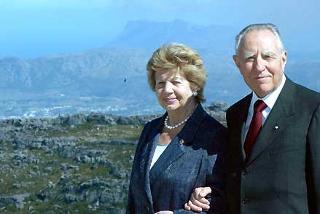 Il Presidente Ciampi con la moglie Franca, sullo sfondo la città Sudafricana