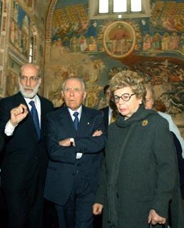 Il Presidente Ciampi in compagnia della moglie Franca, osserva gli affreschi di Giotto della Cappella degli Scrovegni.A sin. il Direttore dei lavori Giuseppe Basile