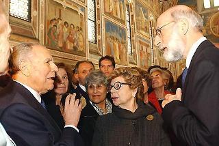 Il Presidente Ciampi con la moglie Franca nella Cappella degli Scrovegni, osservano i dipinti di Giotto illustrati dal Direttore dei lavori di restauro, Giuseppe Basile
