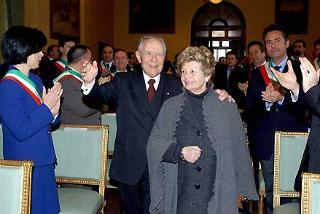 Il Presidente Ciampi con la moglie Franca tra i Sindaci della Provincia del capoluogo molisano