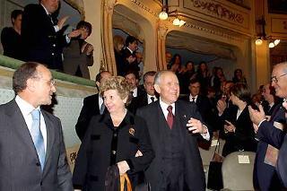 ll Presidente Ciampi, in compagnia della moglie Franca, al suo arrivo al Teatro Provinciale &quot;Savoia&quot;per il concerto di riapertura