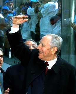 Il Presidente Ciampi, all'uscita della stazione della Metropolitana di piazza Dante, in occasione dell'inaugurazione della linea 1