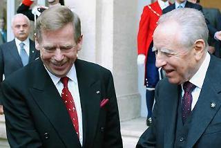 Il Presidente Ciampi con il Presidente della Repubblica Ceca Vaclav Havel al termine dell'incontro al Quirinale, in occasione della visita di Stato in Italia