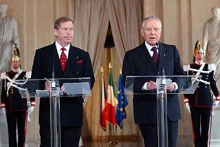 I Presidenti della Repubblica Italiana e Ceca, Carlo Azeglio Ciampi e Vaclav Havel, durante l'incontro con la stampa al termine dell'incontro al Quirinale