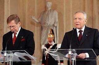 I Presidenti della Repubblica Italiana e Ceca, Carlo Azeglio Ciampi e Vaclav Havel, durante l'incontro con la stampa, al termine dei colloqui al Quirinale