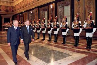 Il Presidente Ciampi con il Presidente della Repubblica Ceca Vaclar Havel lascia il Quirinale al termine della visita di Stato in Italia