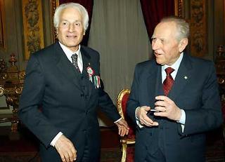 Il Presidente Ciampi con Franco Cerareo Presidente dell'Unione Nazionale Mutilati per Servizio con i dirigenti del sodalizio