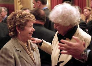 La signora Franca Pilla Ciampi con Susi Cecchi D'Amico, al termine dell'incontro con i il Consiglio di Presidenza, il Consiglio Direttivo ed i candidati ai Premi David di Donatello per il 2002