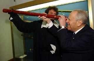 Il Presidente Ciampi in visita al Museo di Storia della Scienza con il cannocchiale che appartenne a Galileo