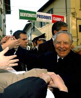Il Presidente della Repubblica Carlo Azeglio Ciampi al suo arrivo nella cittadina toscana